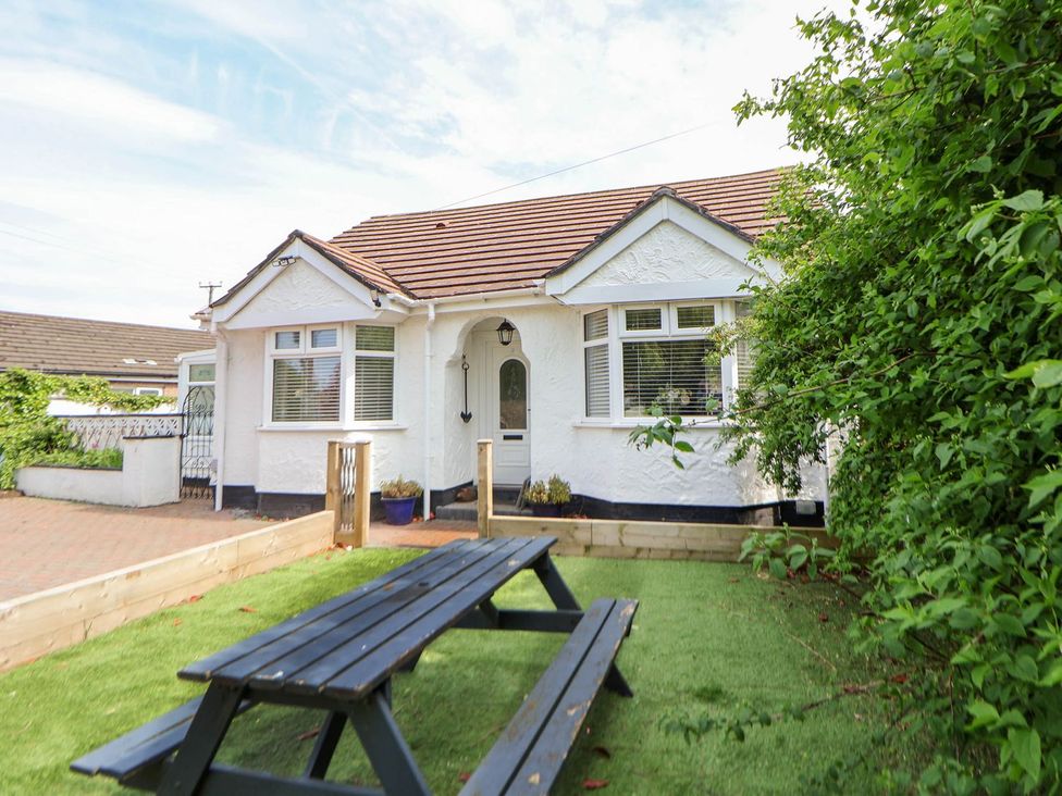 A house with a front garden and a picnic table at Branwen in Talacre
