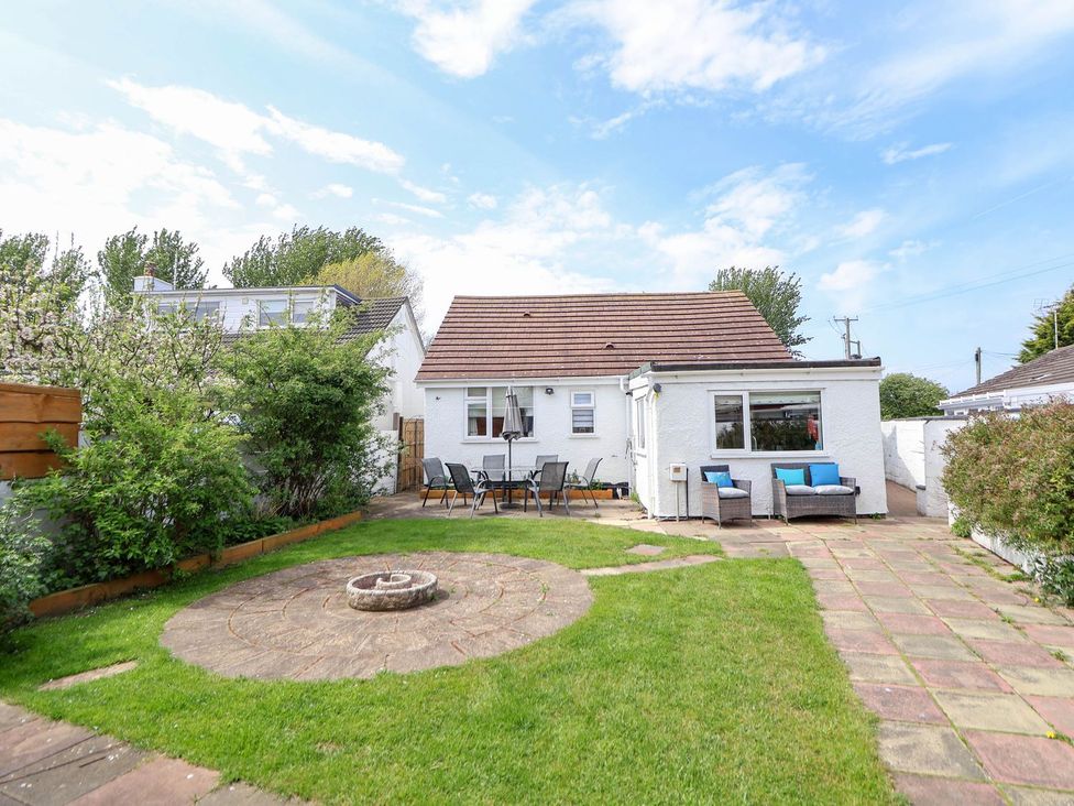 A house with a garden and outdoor seating area at Branwen in Talacre