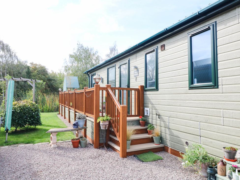 An outdoor view of a house with steps and planters at Patos y Nosotros in Grantham