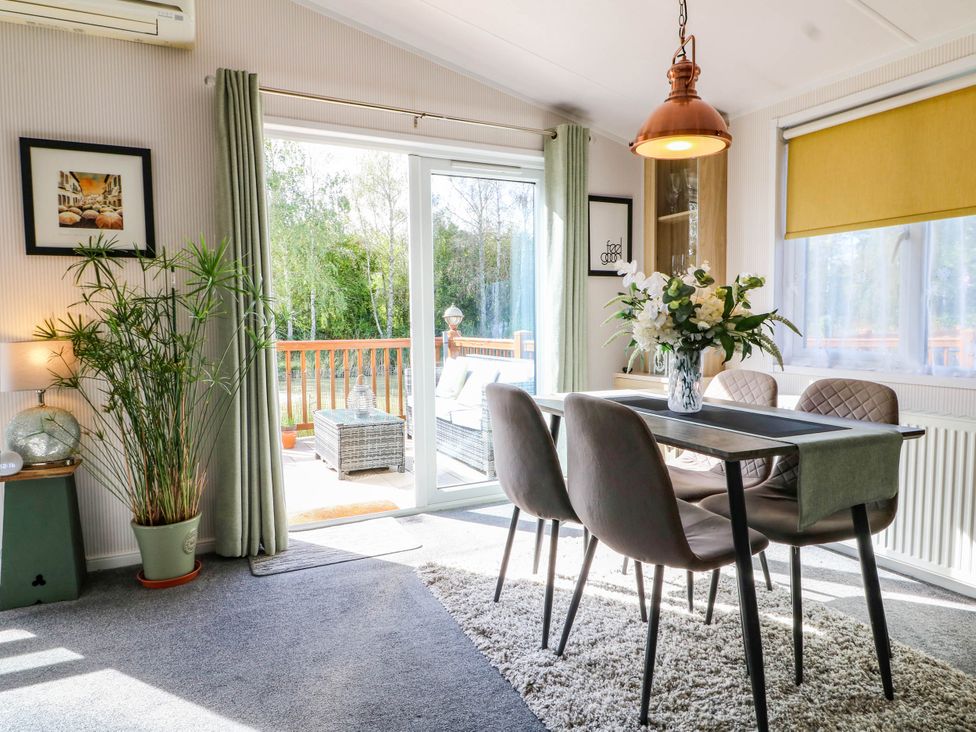 A dining room with a table and chairs at Patos y Nosotros in Grantham