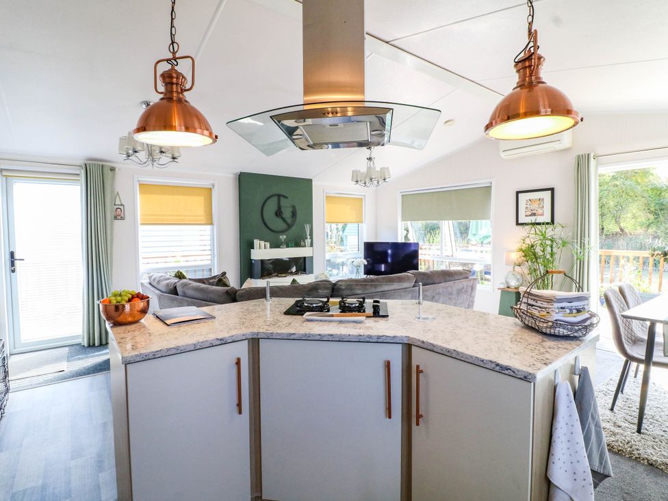A kitchen with a stove and kitchen island at Patos y Nosotros in Grantham