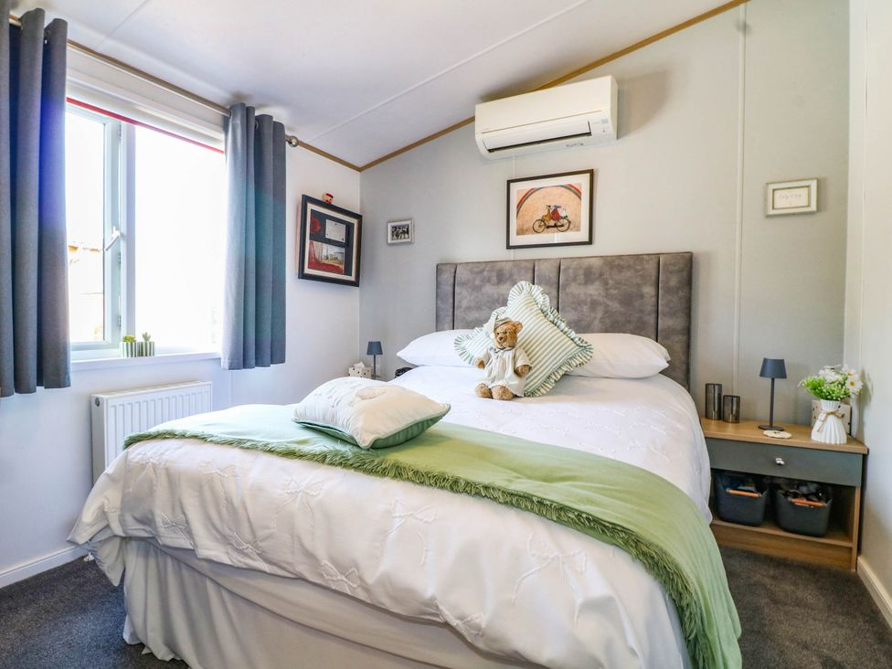 A bedroom with a bed and bedside table at Patos y Nosotros in Grantham
