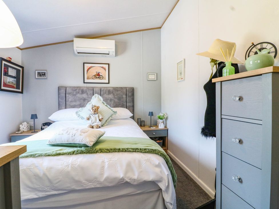 A bedroom with a bed and nightstand at Patos y Nosotros Grantham
