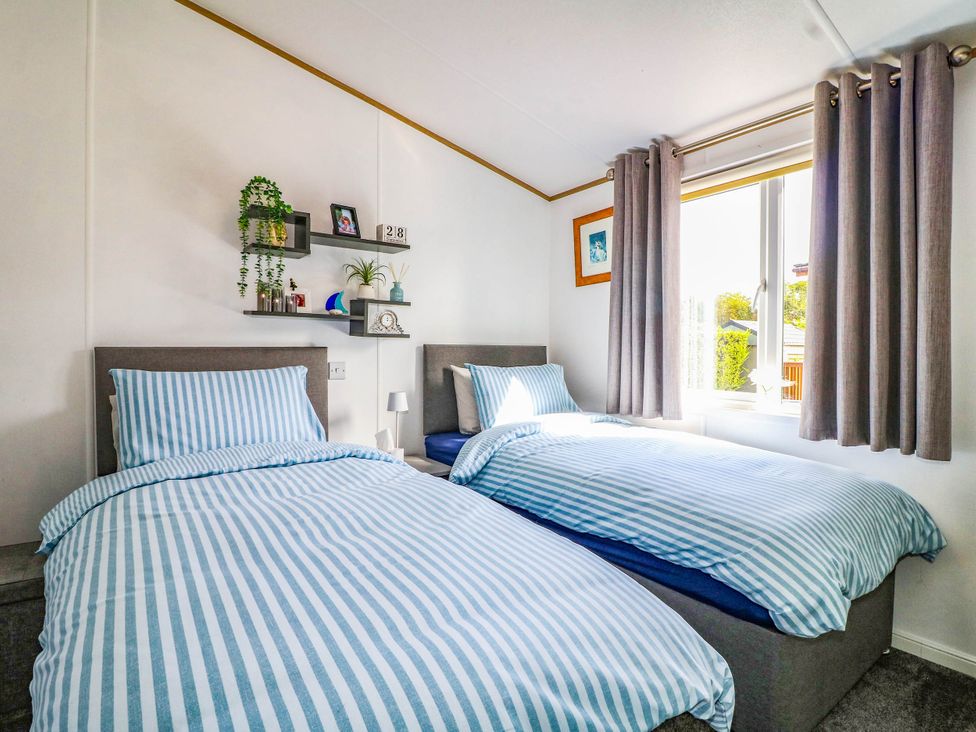 A bedroom with two beds and a window at Patos y Nosotros in Grantham