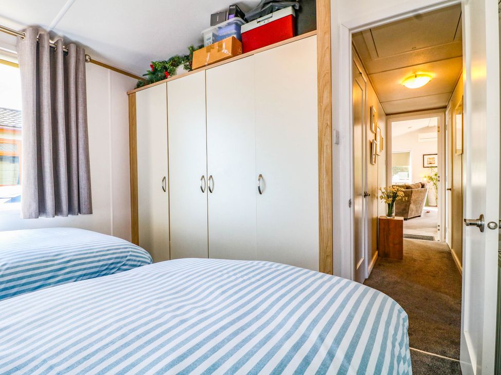 A bedroom with beds and a wardrobe at Patos y Nosotros Grantham