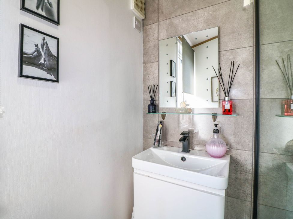A bathroom with a sink and mirror at Patos y Nosotros in Grantham