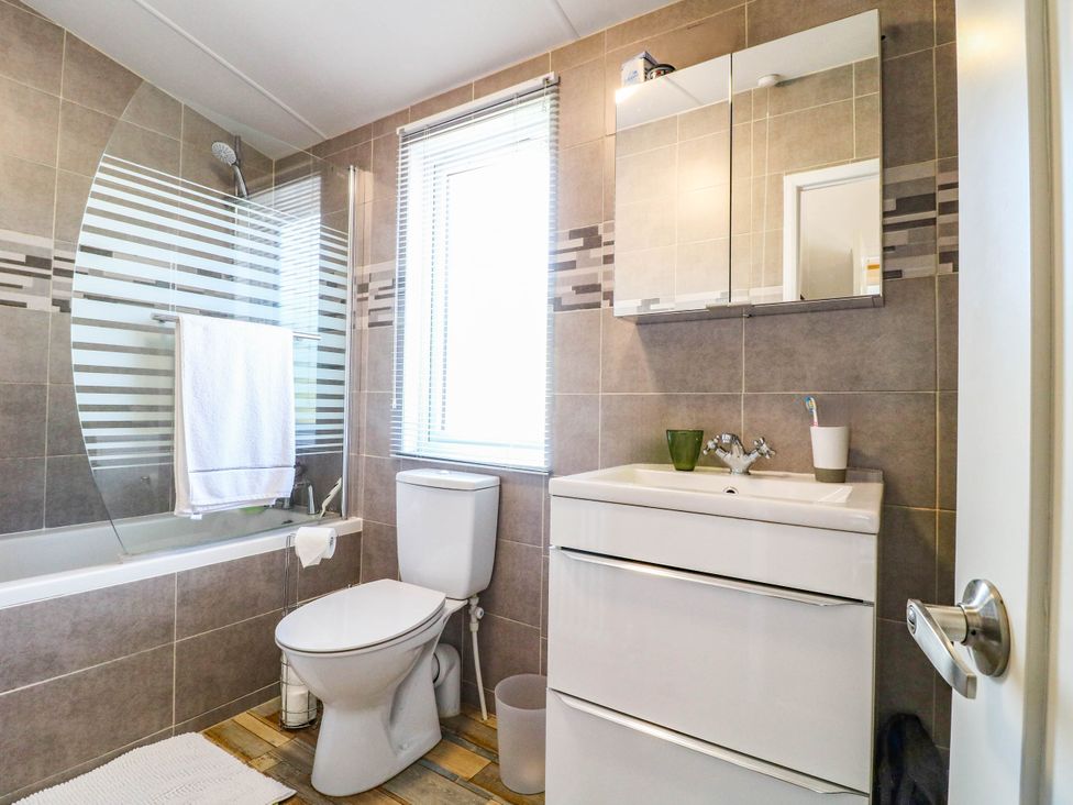 A bathroom with a bathtub and sink at Patos y Nosotros Grantham