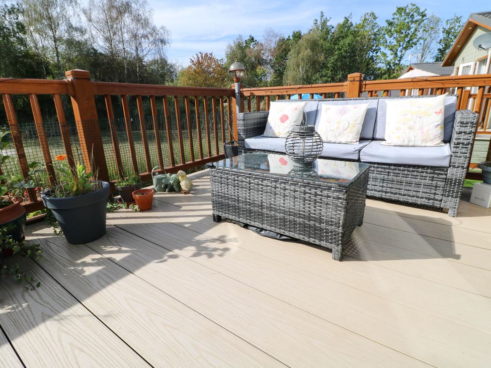 An outdoor patio with a sofa and coffee table at Patos y Nosotros Grantham