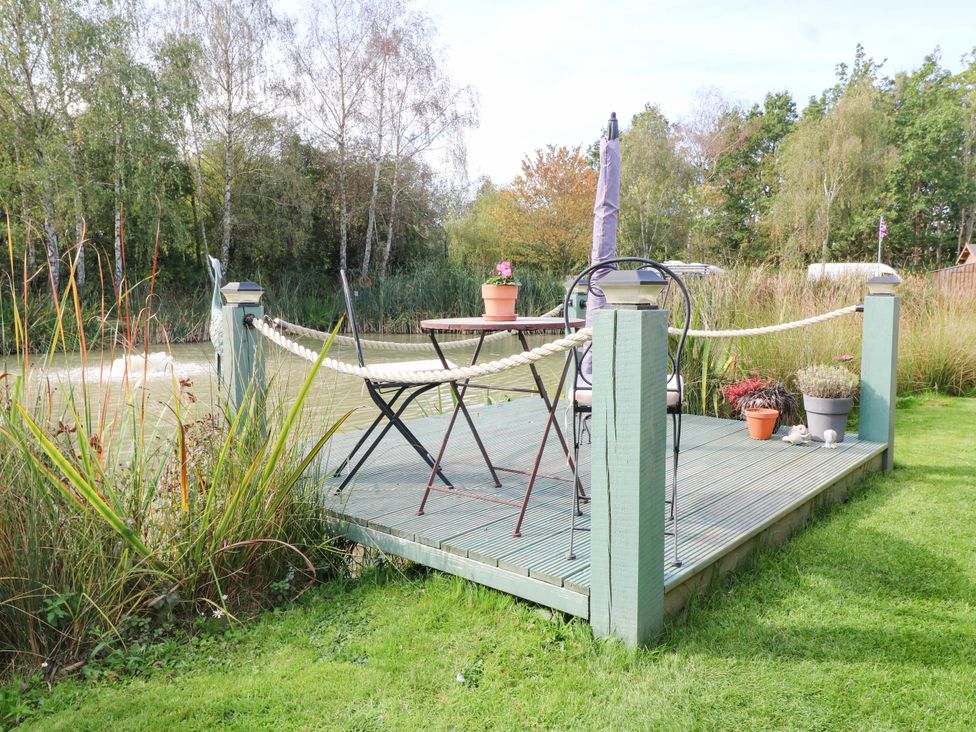 A deck with a table and chairs at Patos y Nosotros Grantham