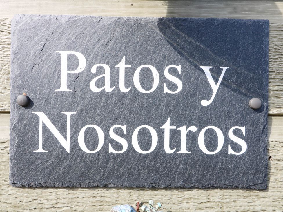A sign with the text Patos y Nosotros at Patos y Nosotros in Grantham