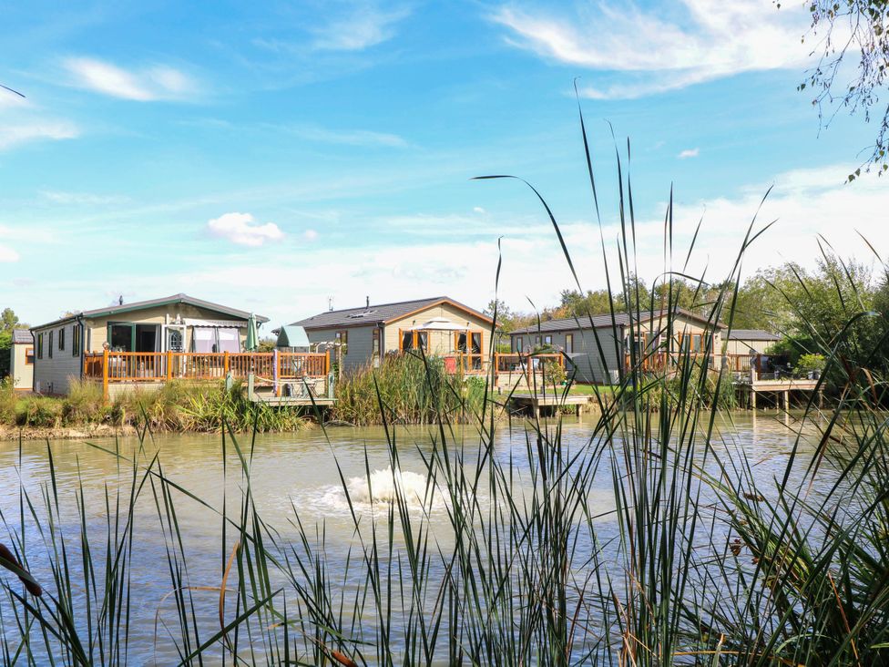 A view of cabins by the water at Patos y Nosotros in Grantham