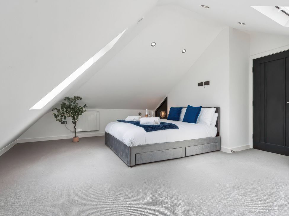 A bedroom with a bed and plant at Flat 6, Hilltop Court Uxbridge