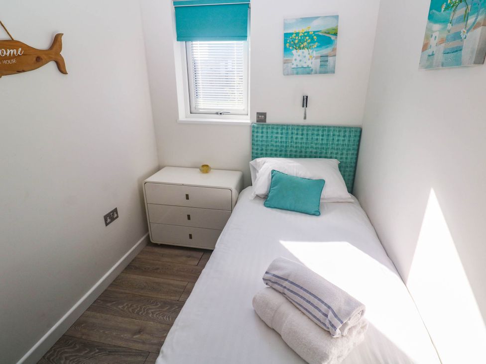 A bedroom with a single bed and a drawer at 74 Porthmeor in Redruth