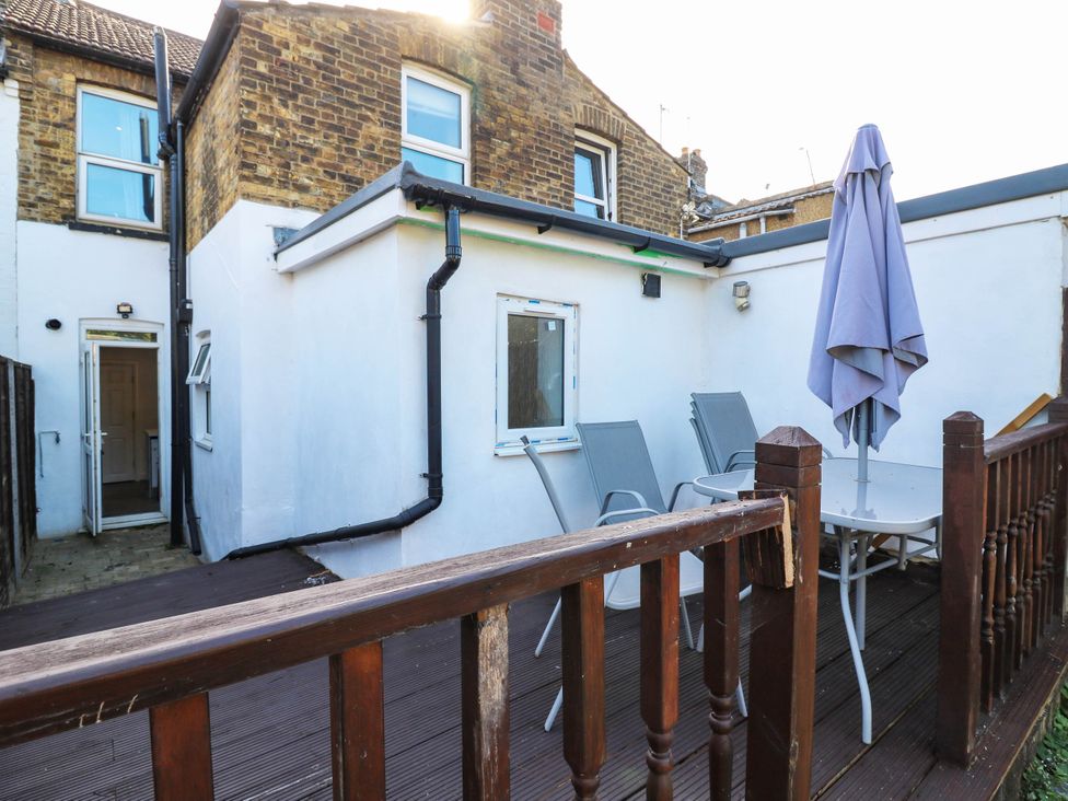 A garden with a table and chairs at Gillingham House in Gillingham, Kent