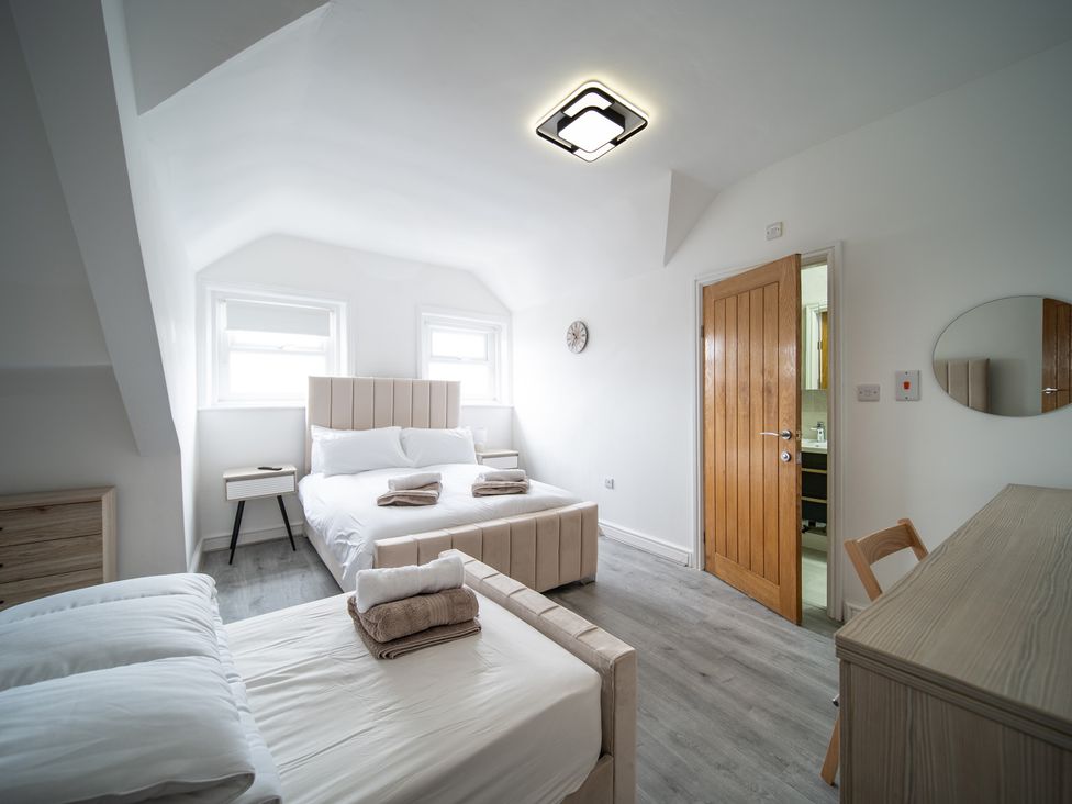 A bedroom with a double bed and a single bed at Spacious Duplex Flat in Thornton-Cleveleys