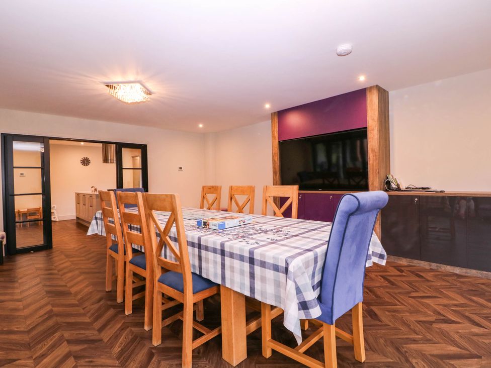 A dining room with a table and chairs at Hanbury House Lea