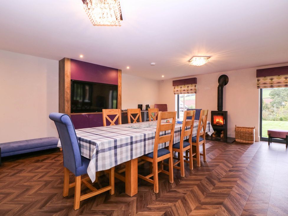 A dining room with a table and chairs at Hanbury House in Lea