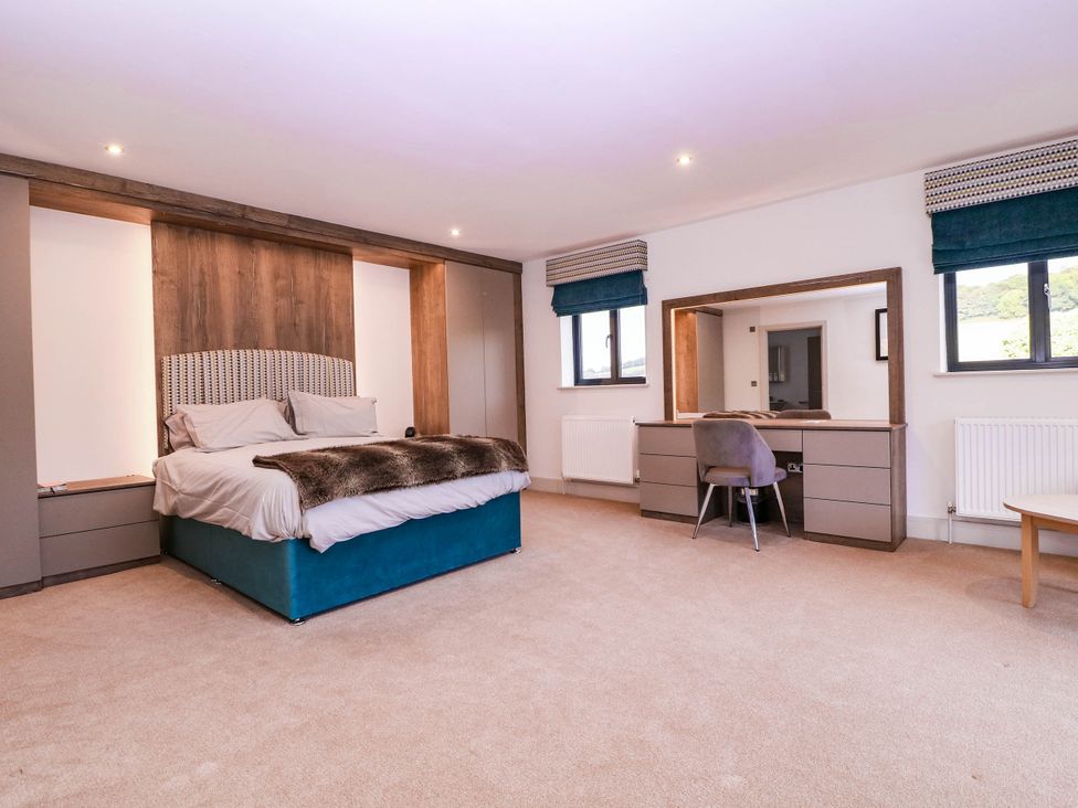 A bedroom with a bed and mirror at Hanbury House in Lea