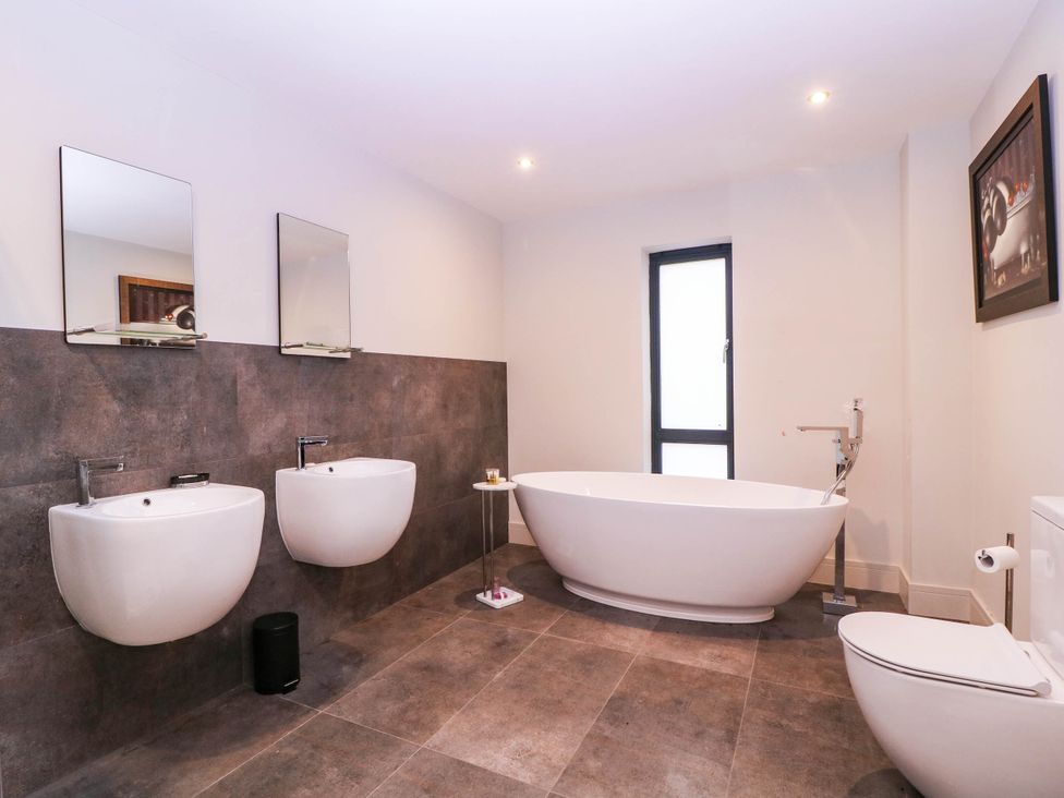 A bathroom with a bathtub, sink, and toilet at Hanbury House in Lea