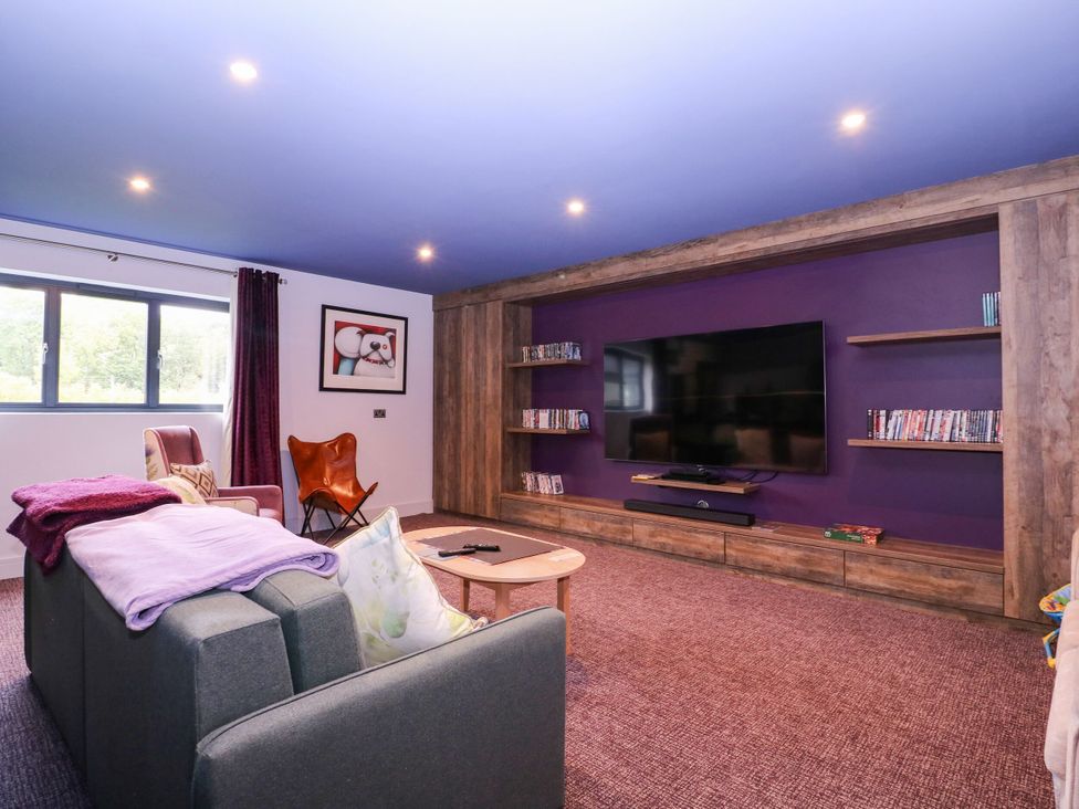 A living room with a television and seating at Hanbury House in Lea