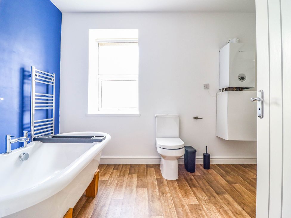A bathroom with a bathtub and toilet at Flat 4 Greenfields in Barmouth