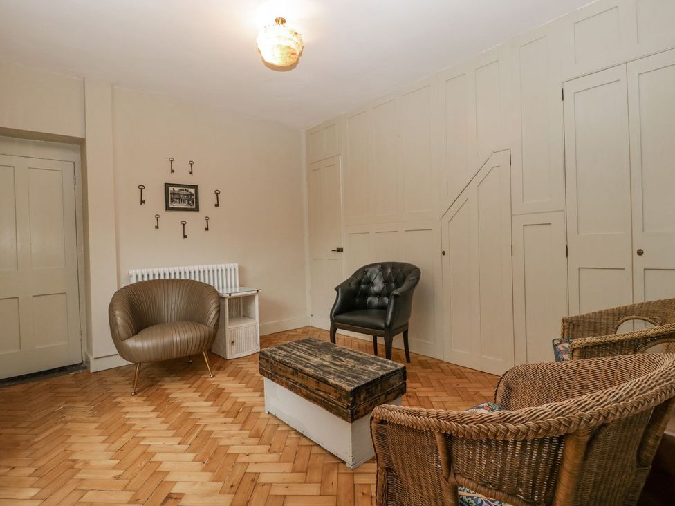 A sitting room with chairs and a table at Kylemore in Glastonbury