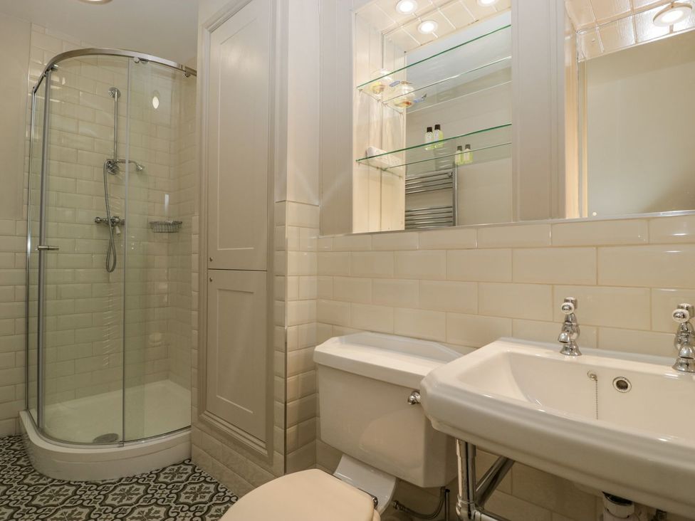 A bathroom with a shower, sink and toilet at Kylemore, Glastonbury