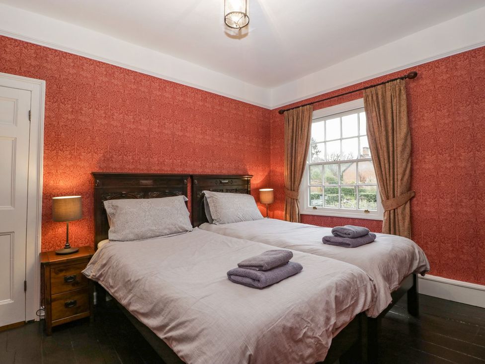 A bedroom with two twin beds and a window at Kylemore in Glastonbury