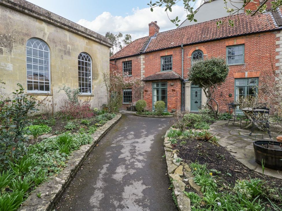 A house with a garden and pathway at Kylemore in Glastonbury