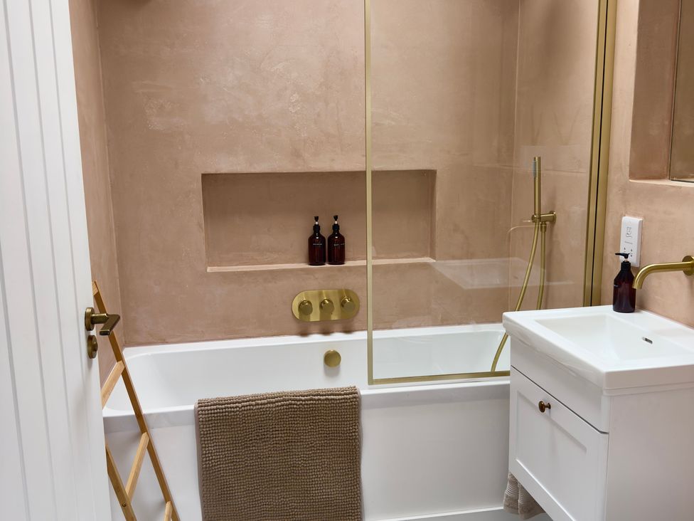 A bathroom with a bathtub and sink at Granfer’s near Penryn