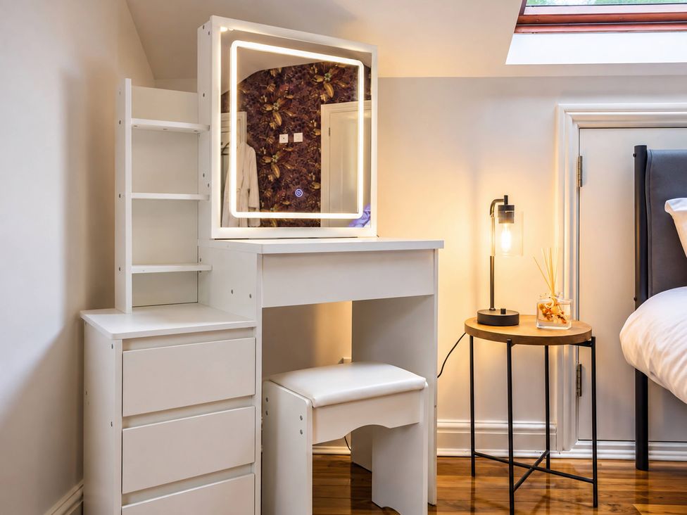 A vanity table with a mirror in a bedroom at 20A Westend Parade in Gloucester