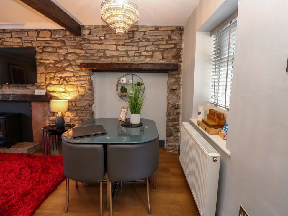 A dining room with a table and chairs at Crown Cottage Appleby-In-Westmorland