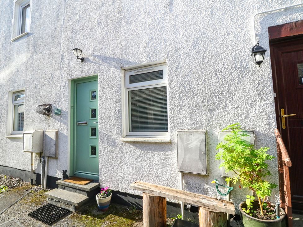 An entrance area with a green door and windows at Moness Garden Studio in Aberfeldy