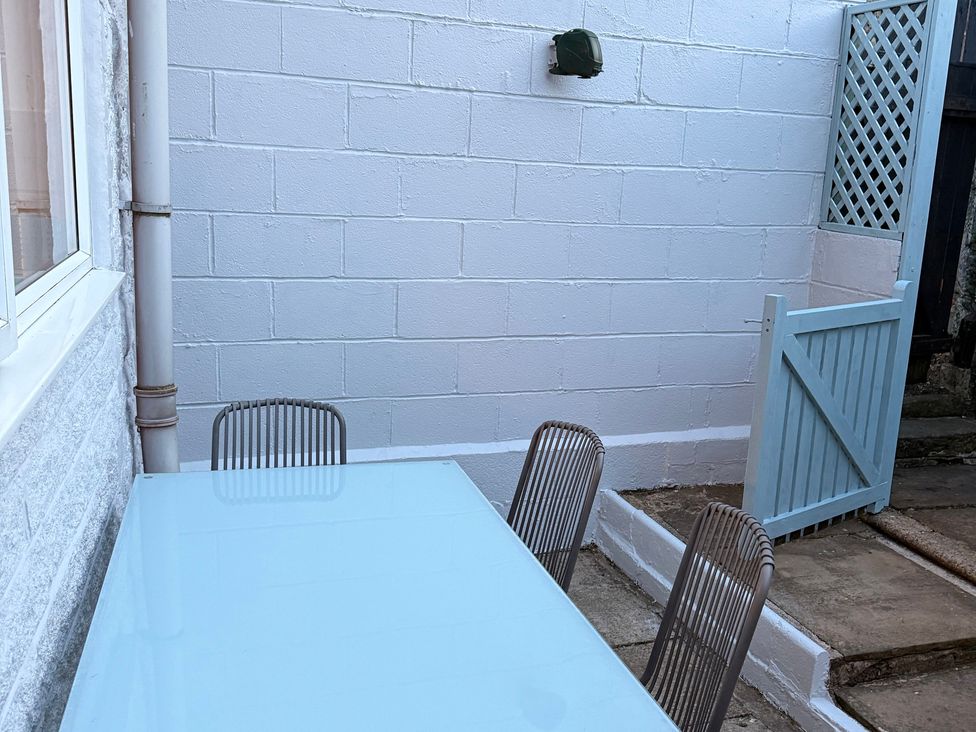 A garden with a table and chairs at 9 Market View in Buxton