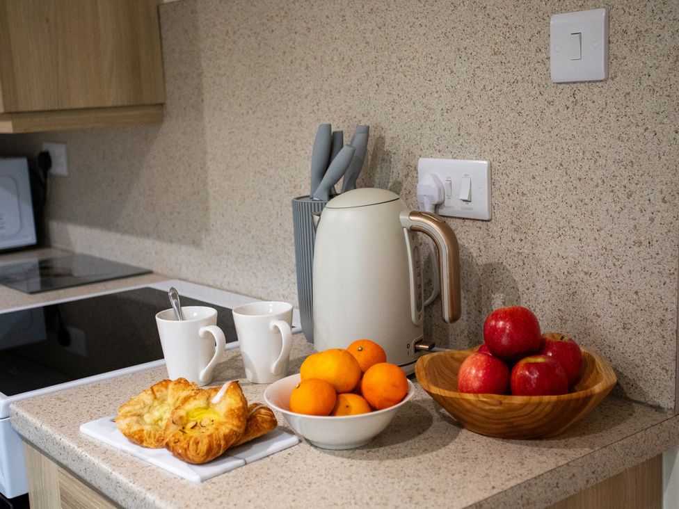 A kitchen with a kettle, mugs, and a bowl of fruit at Gap Farm in Brampton
