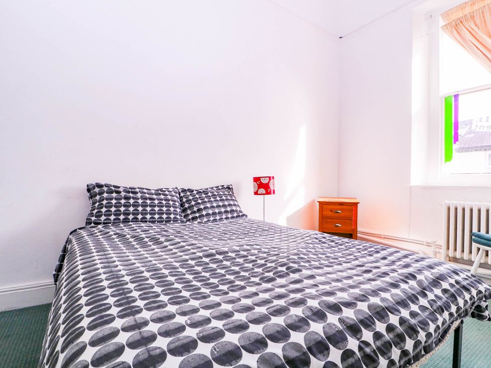 A bedroom with a bed and lamp at 6 Caxton Place in Newport, South Wales