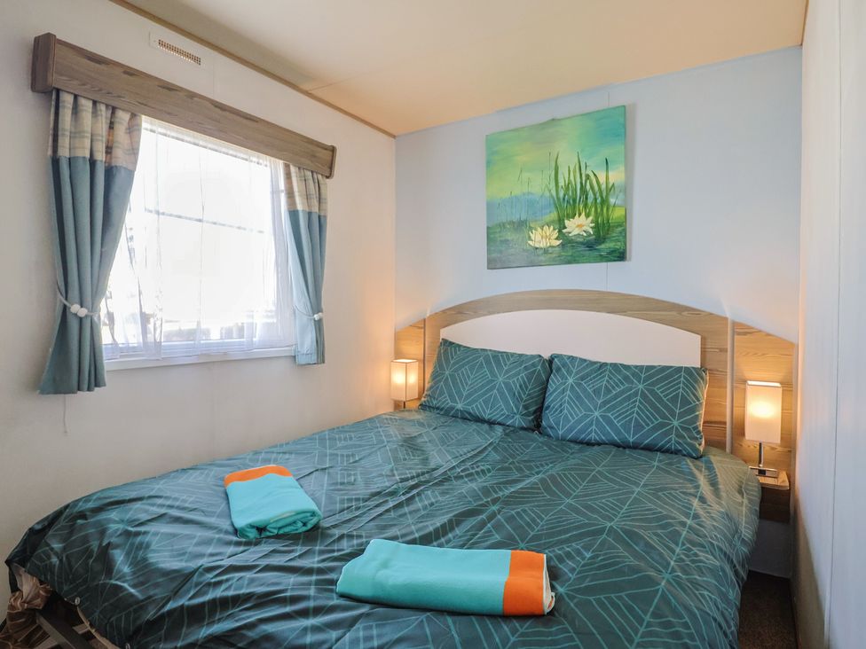 A bedroom with a bed and bedside lamps at Spruces 30 Sandy Bay, Exmouth