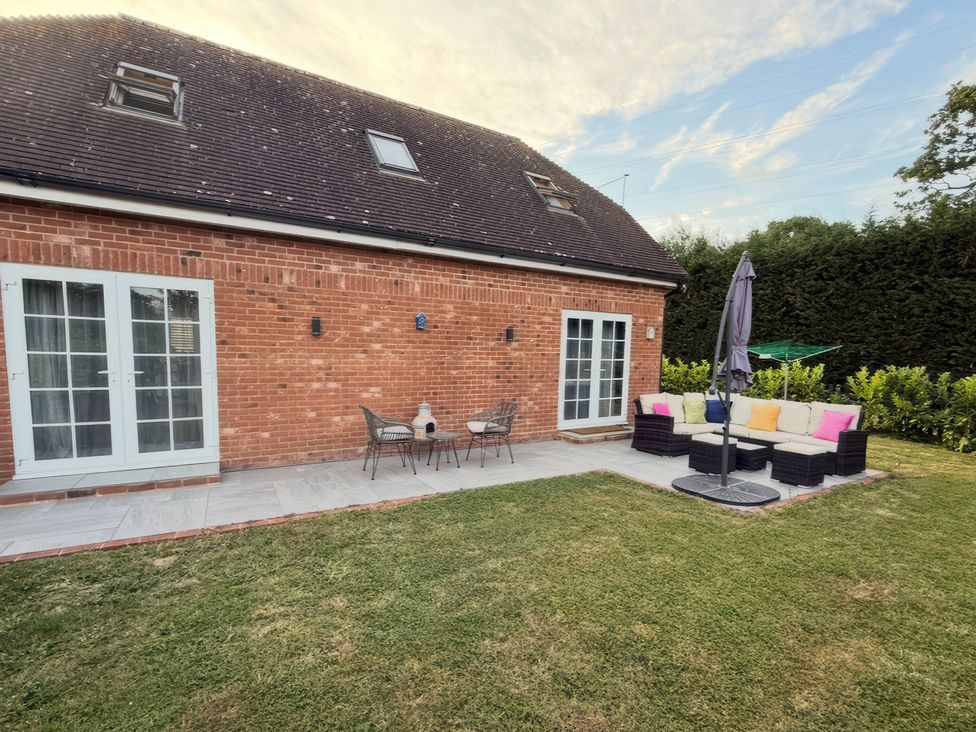 A garden patio area with outdoor furniture at Ridings Annex in Tonbridge