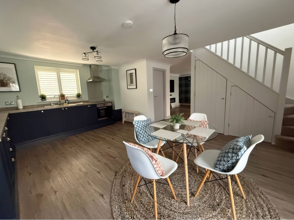 A kitchen with a dining table and chairs at Ridings Annex in Tonbridge