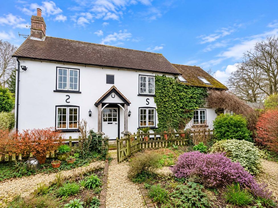 A house with a garden at Holdfast Cottage Sleeps 12 in The New Forest Bramshaw near Totton Hampshire