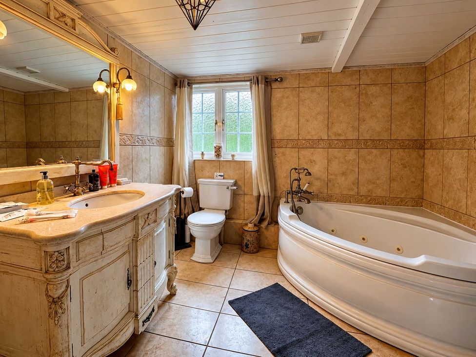 A bathroom with a sink, toilet and bathtub at Holdfast Cottage Sleeps 12 in The New Forest, Bramshaw near Totton, Hampshire