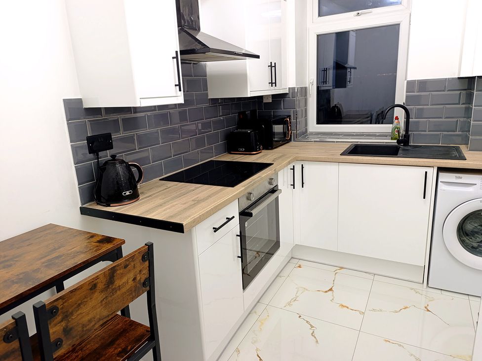 A kitchen with appliances and countertop at Cardiff Cozy One Bedroom Apartment in Cardiff