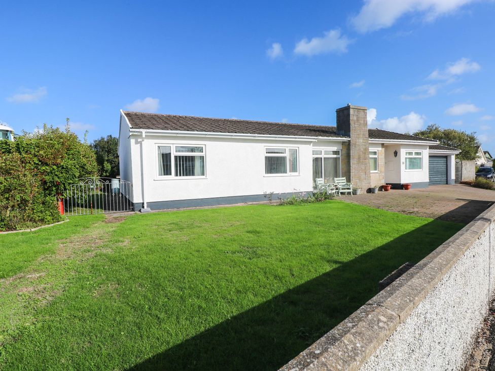 A house with a garden and driveway at 24 Little Castle Grove in Hubberston