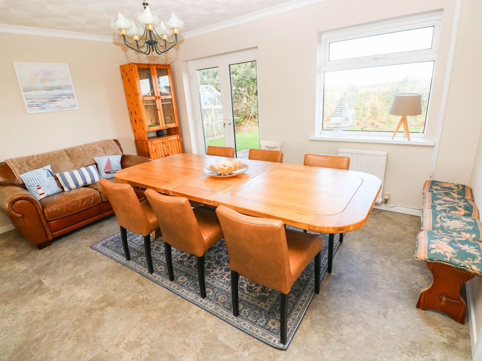 A dining room with a table and chairs at 24 Little Castle Grove Hubberston