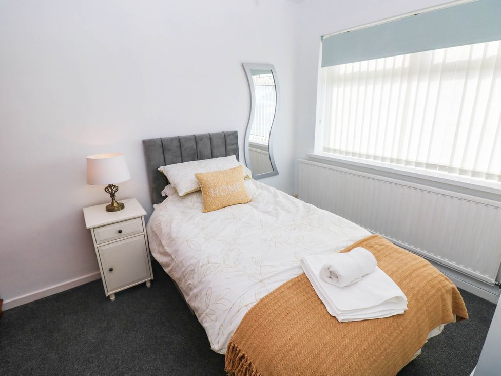 A bedroom with a single bed and bedside table at 24 Little Castle Grove Hubberston