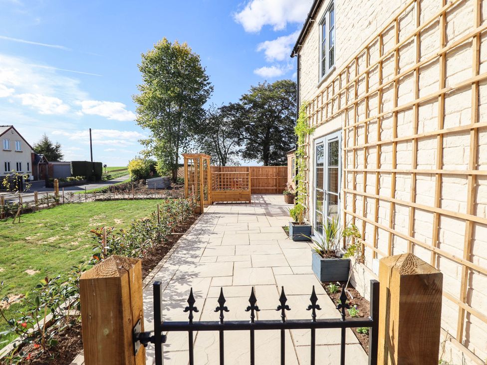 An outdoor area with a patio and plants at Three Chimneys in Scampton near Ingham