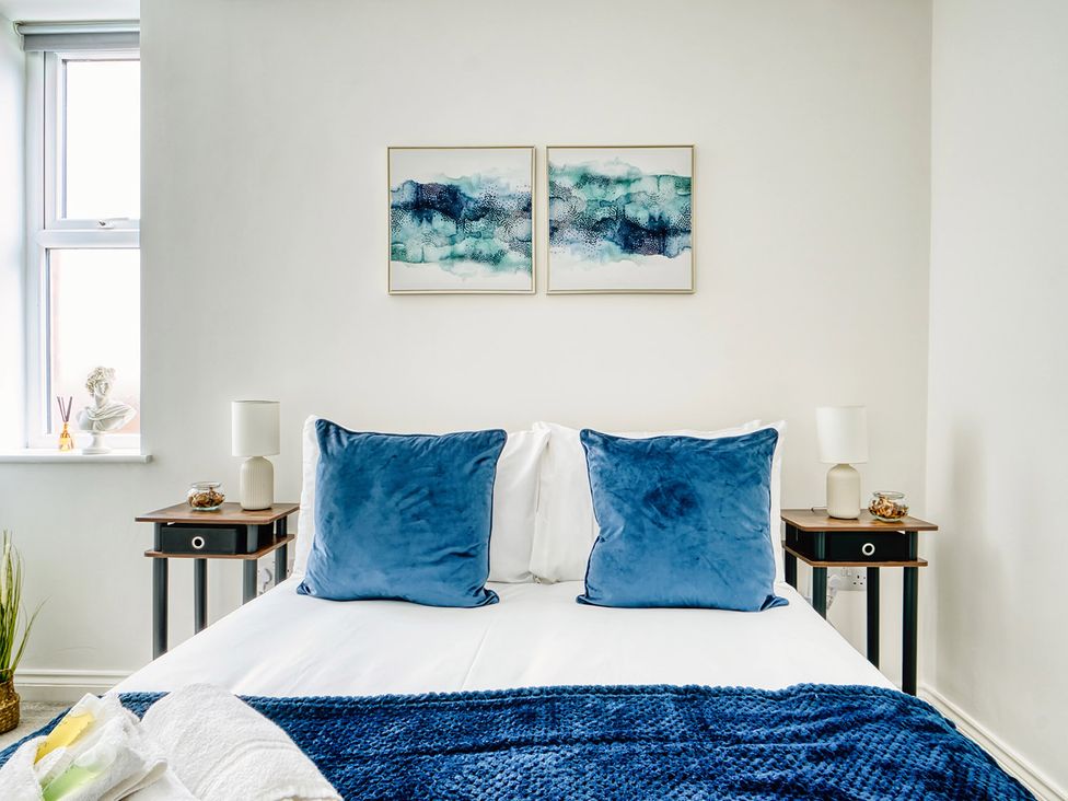 A bedroom with a bed and wall art at Stunning 2 Bed by the City Centre and Bute Park in Cardiff