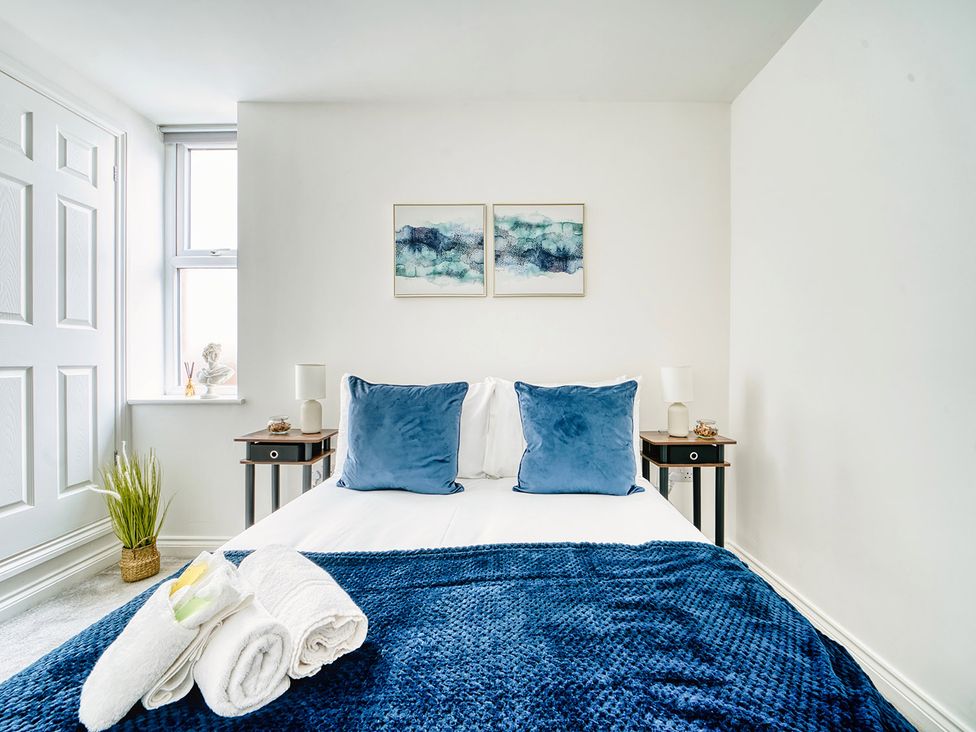 A bedroom with a bed and bedside tables at Stunning 2 Bed by the City Centre and Bute Park in Cardiff