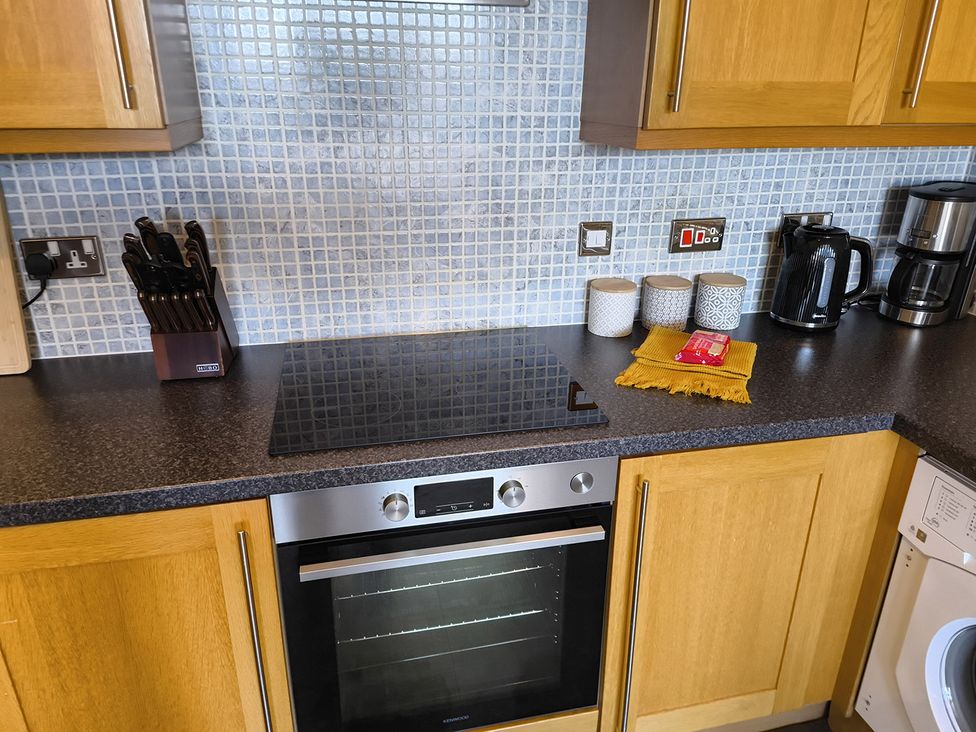 A kitchen with an oven and cooktop at Cardiff Apartment, sleeps 6, Castle and Stadium nearby, Cardiff