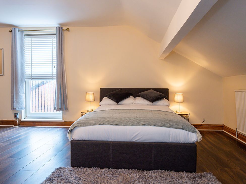 A bedroom with a bed and lamps at 5 Bed House, sleeping 10 in the City Centre, Liverpool